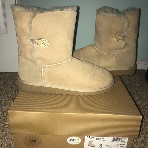 Ugg K Bailey button sand color - Picture 2 of 3
